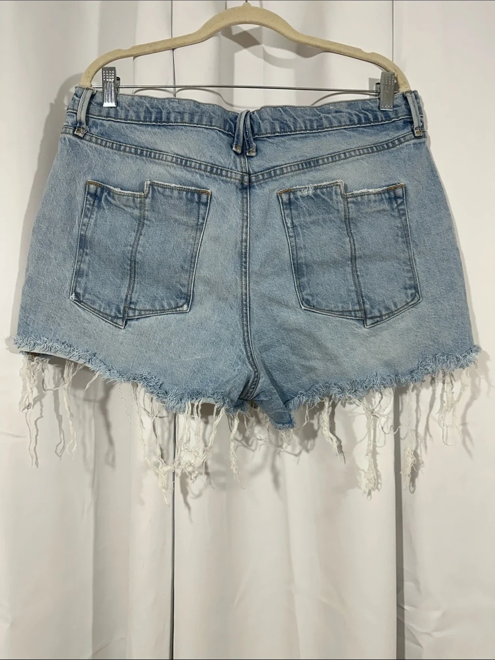 Good American Denim Shorts Size 12 31 Frayed Hem Distressed Cutoff Jean Shorts - Picture 6 of 8